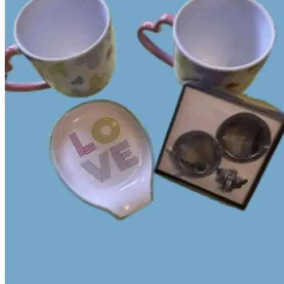 heart-printed pink cups and spoon rest, along with the cute bumble bee tea ball - Picture 4 of 6